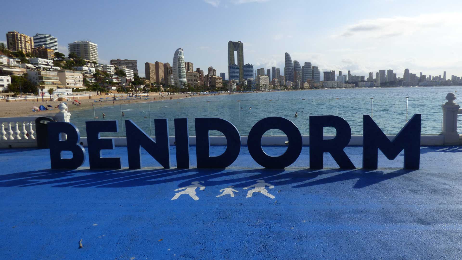 El Paseo de Tamarindos se consolida como un emplazamiento icónico con la colocación de las letras corpóreas de Benidorm El Paseo de Tamarindos se consolida como un emplazamiento icónico con la colocación de las letras corpóreas de Benidorm