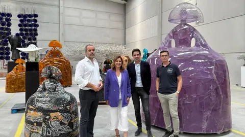 La alcaldesa, María José Catalá, durante su visita al talller de Valdés espai