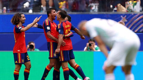 Cucurella, Rodri y Oyarzabal celebran uno de los goles ante Austria