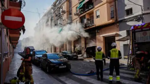 Detenidos 4 operarios por imprudencia grave tras el incendio de unos bajos en València Detenidos 4 operarios por imprudencia grave tras el incendio de unos bajos en València