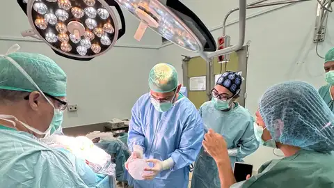El Materno Infantil realiza una operación pionera en una paciente neonatal de un mes y tres kilos El Materno Infantil realiza una operación pionera en una paciente neonatal de un mes y tres kilos