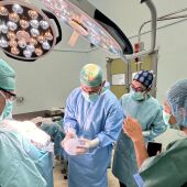 El Materno Infantil realiza una operación pionera en una paciente neonatal de un mes y tres kilos
