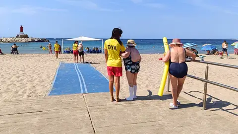La playa accesible de Villajoyosa estará abierta hasta el 15 de septiembre y ya se ha iniciado el servicio de autobús gratuito La playa accesible de Villajoyosa estará abierta hasta el 15 de septiembre y ya se ha iniciado el servicio de autobús gratuito