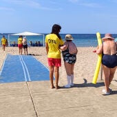 La playa accesible de Villajoyosa estará abierta hasta el 15 de septiembre y ya se ha iniciado el servicio de autobús gratuito
