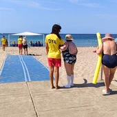 La playa accesible de Villajoyosa estará abierta hasta el 15 de septiembre y ya se ha iniciado el servicio de autobús gratuito La playa accesible de Villajoyosa estará abierta hasta el 15 de septiembre y ya se ha iniciado el servicio de autobús gratuito