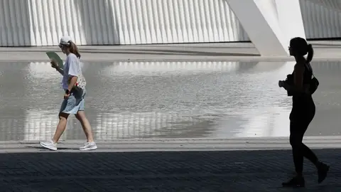 Dos mujeres pasan por el estanque de la Ciudad de las Artes y las Ciencias de València en una imagen de archivo. Dos mujeres pasan por el estanque de la Ciudad de las Artes y las Ciencias de València en una imagen de archivo.