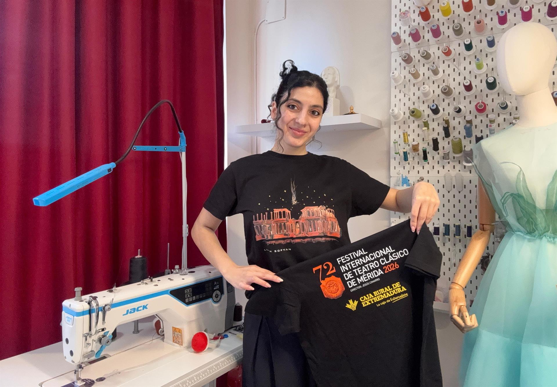 La diseñadora Lilith Sofyan firma las camisetas oficiales del 72 Festival Internacional de Teatro Clásico de Mérida La diseñadora Lilith Sofyan firma las camisetas oficiales del 72 Festival Internacional de Teatro Clásico de Mérida