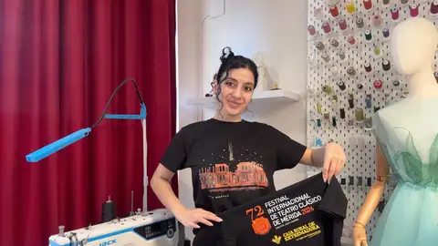 La diseñadora Lilith Sofyan firma las camisetas oficiales del 72 Festival Internacional de Teatro Clásico de Mérida La diseñadora Lilith Sofyan firma las camisetas oficiales del 72 Festival Internacional de Teatro Clásico de Mérida