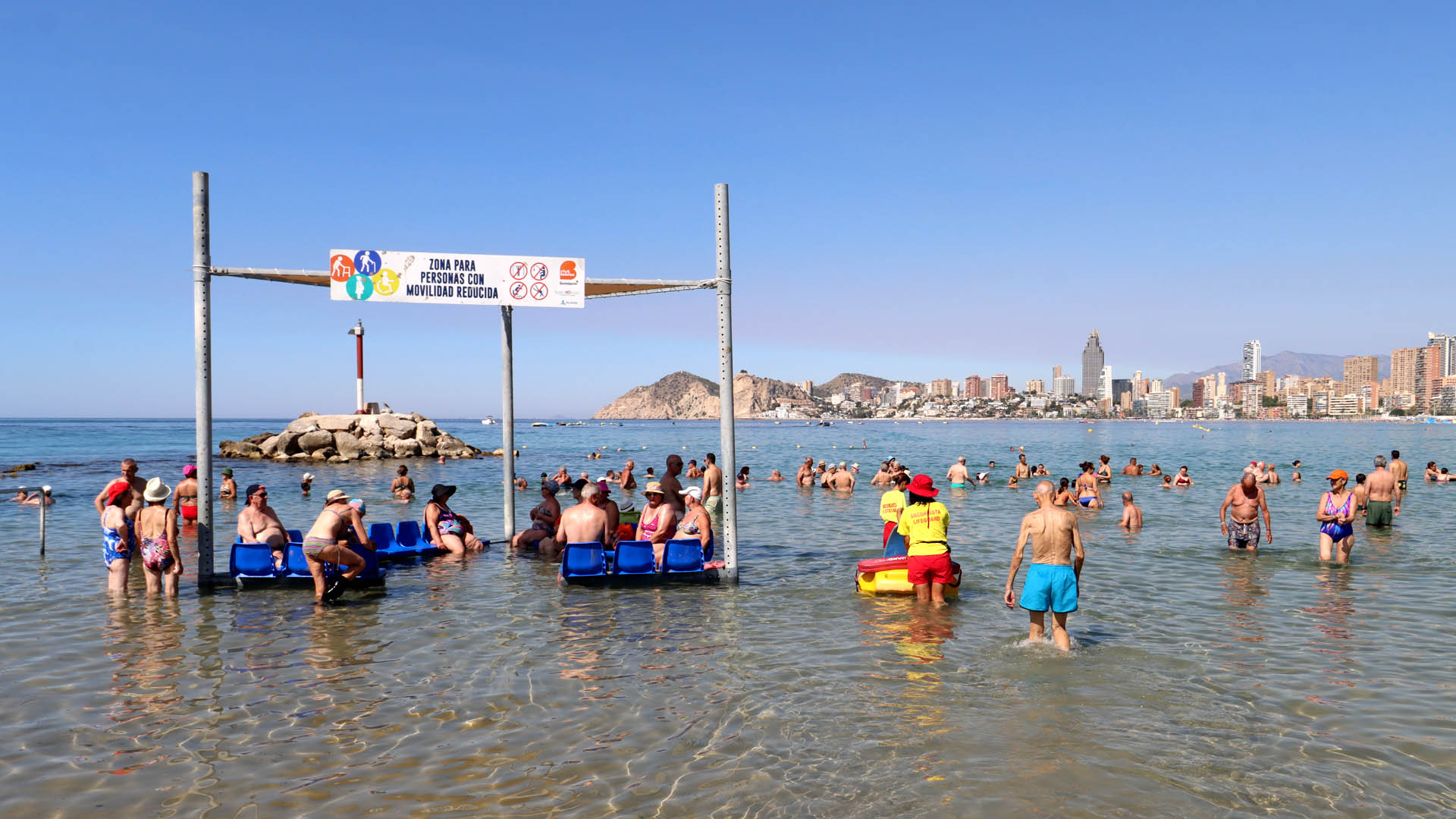 Benidorm amplía un verano más los servicios en las playas para personas con movilidad reducida Benidorm amplía un verano más los servicios en las playas para personas con movilidad reducida