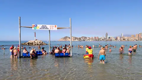 Benidorm amplía un verano más los servicios en las playas para personas con movilidad reducida Benidorm amplía un verano más los servicios en las playas para personas con movilidad reducida