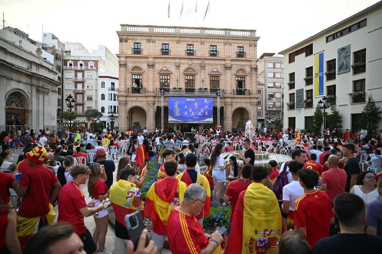Castellón instalará una pantalla gigante en la Plaza Mayor para seguir el España-Bélgica del Mundial Castellón instalará una pantalla gigante en la Plaza Mayor para seguir el España-Bélgica del Mundial