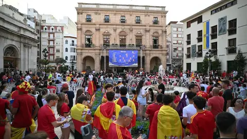 Imagen de archivo de aficionados viendo un partido de la selección española en Castellón Imagen de archivo de aficionados viendo un partido de la selección española en Castellón