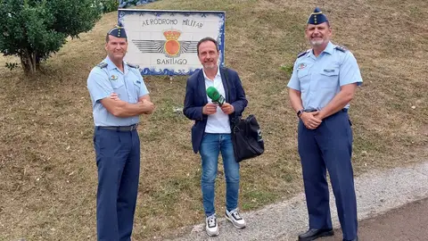 El coronel Luis Borque releva al coronel Juan Pedro Velázquez-Gaztelu al frente del aeródromo Militar de Lavacolla con la lucha contra los incendios forestales como uno de los "objetivos fundamentales" El coronel Luis Borque releva al coronel Juan Pedro Velázquez-Gaztelu al frente del aeródromo Militar de Lavacolla con la lucha contra los incendios forestales como uno de los "objetivos fundamentales"