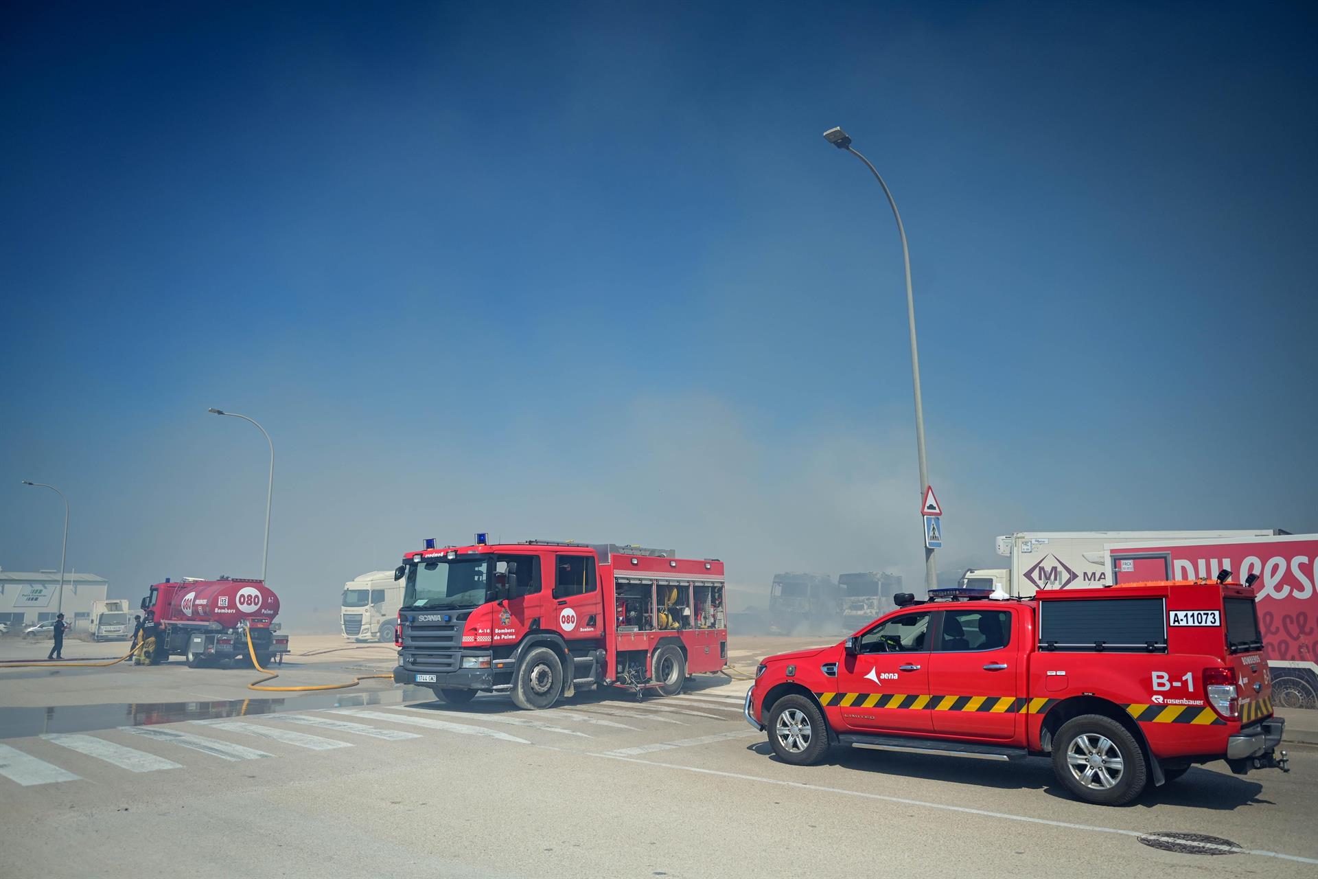 Los Bomberos continúan trabajando en las labores de extinción del incendio en Mercapalma Los Bomberos continúan trabajando en las labores de extinción del incendio en Mercapalma