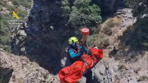 La intervención de rescate de la Guardia Civil de una mujer accidentada en el barranco del Tajo Cortés (Granada) el domingo 6 La intervención de rescate de la Guardia Civil de una mujer accidentada en el barranco del Tajo Cortés (Granada) el domingo 6