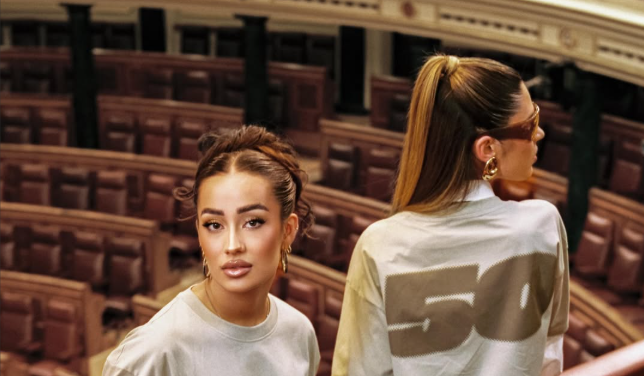 DMOCRACIA: la marca streetwear conmemorativa creada por el Gobierno desata el debate por su coste DMOCRACIA: la marca streetwear conmemorativa creada por el Gobierno desata el debate por su coste