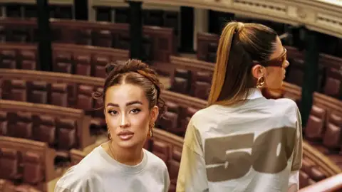 La influencer Marina Rivers posa para la campaña de DMOCRACIA en el Congreso de los Diputados La influencer Marina Rivers posa para la campaña de DMOCRACIA en el Congreso de los Diputados