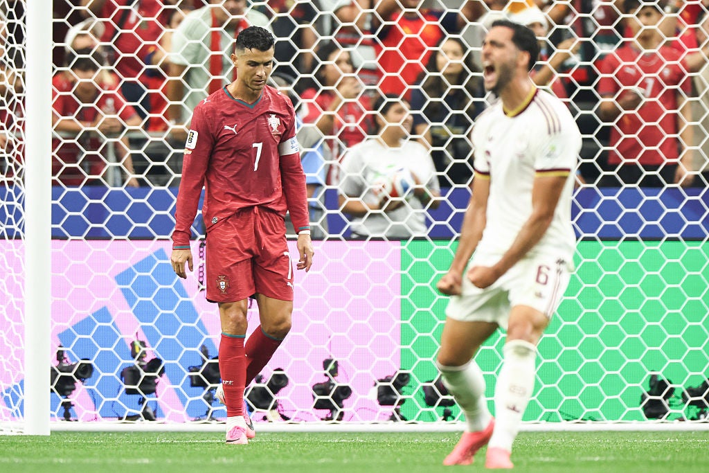 Mikel Merino celebra su gol con la Selección frente a Cristiano Ronaldo. Mikel Merino celebra su gol con la Selección frente a Cristiano Ronaldo.