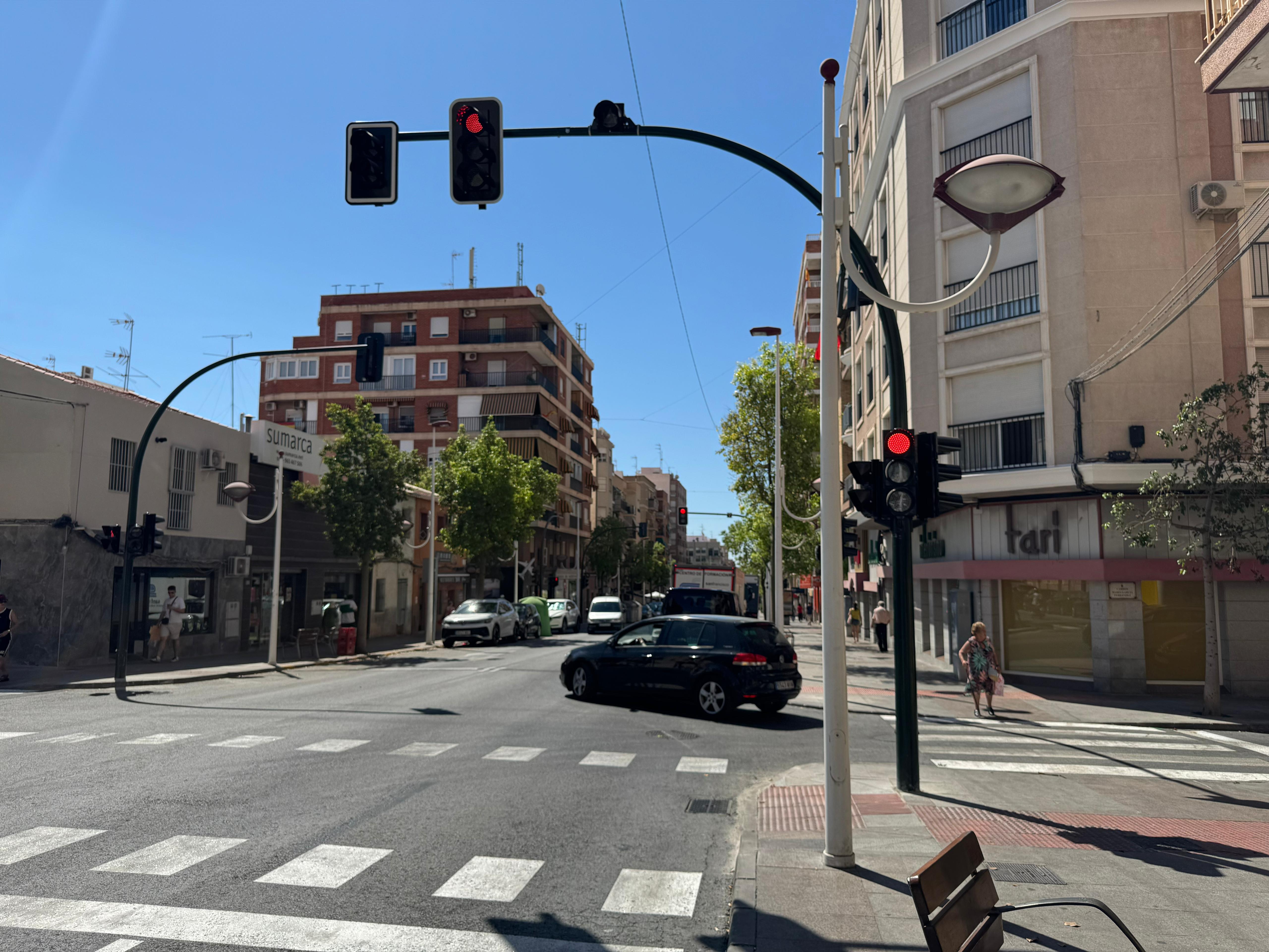 La instalación de nuevos semáforos en la avenida de Novelda de Elche mejora la seguridad vial La instalación de nuevos semáforos en la avenida de Novelda de Elche mejora la seguridad vial