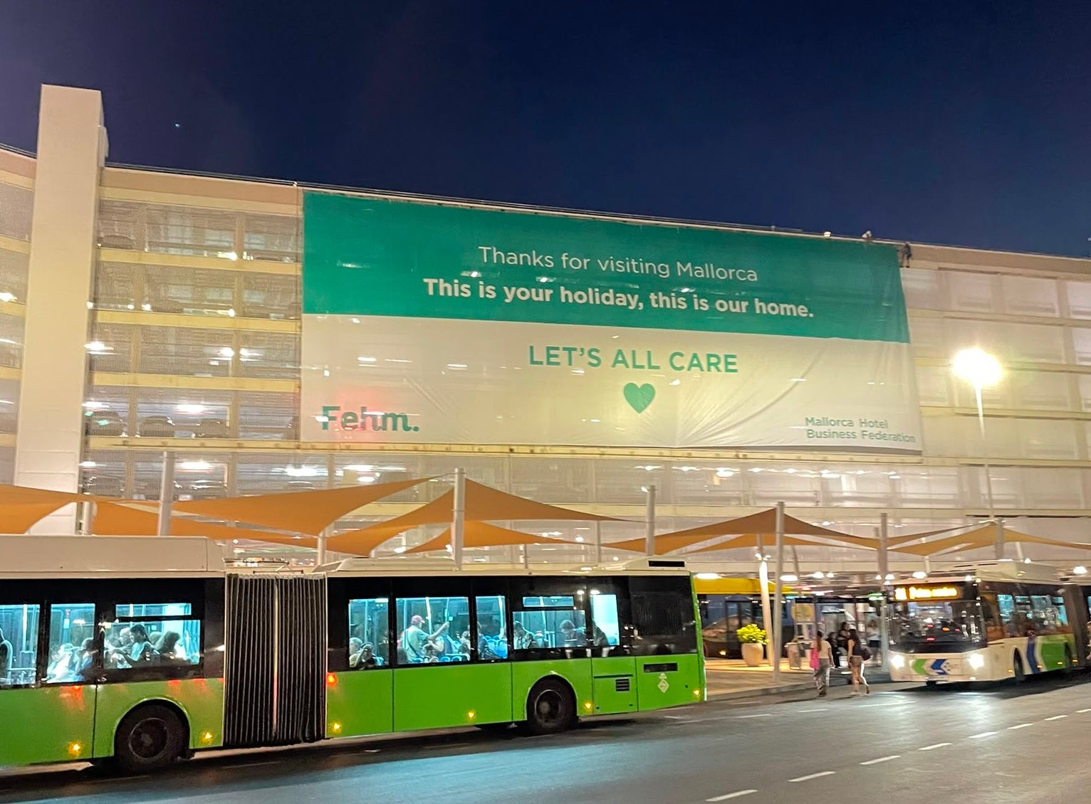 Los hoteleros de Mallorca instalan una campaña en el aeropuerto: "Son tus vacaciones, este es nuestro hogar" Los hoteleros de Mallorca instalan una campaña en el aeropuerto: "Son tus vacaciones, este es nuestro hogar"