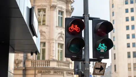 Semáforo para bicicletas en Bucarest Rumania Semáforo para bicicletas en Bucarest Rumania
