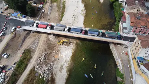 Camiones en el puente durante la realización de las pruebas de carga Camiones en el puente durante la realización de las pruebas de carga