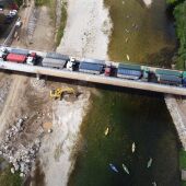 Camiones en el puente durante la realización de las pruebas de carga