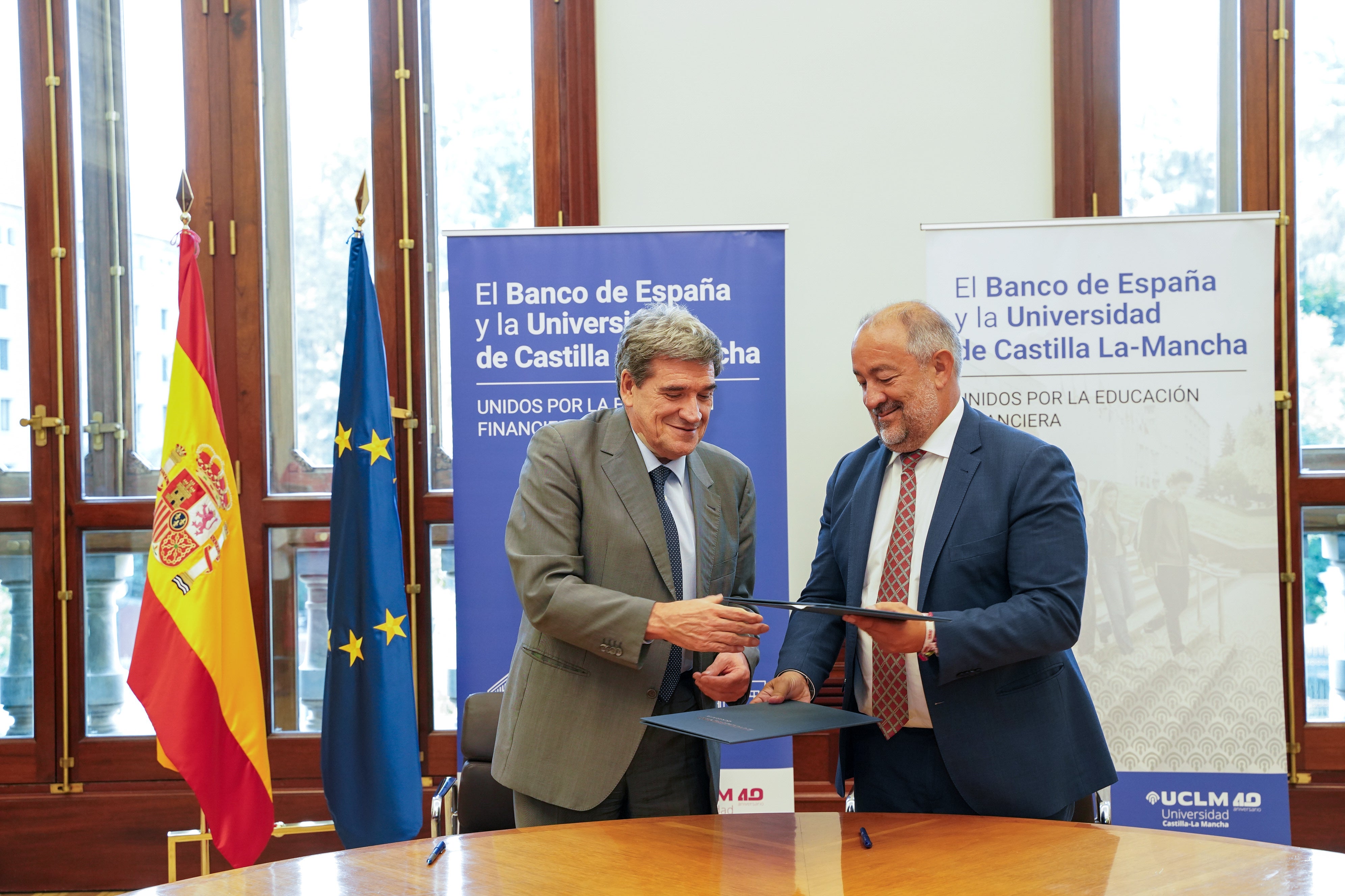 Garde y Escrivá impulsan el nuevo programa universitario de educación financiera Garde y Escrivá impulsan el nuevo programa universitario de educación financiera