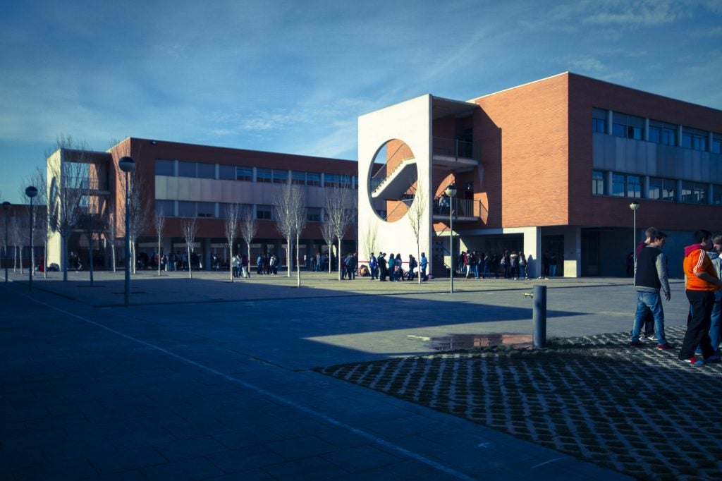 El Ayuntamiento de Sueca apoya a diecinueve familias que no podrán matricularse en la ESO en valenciano en el IES Joan Fuster El Ayuntamiento de Sueca apoya a diecinueve familias que no podrán matricularse en la ESO en valenciano en el IES Joan Fuster