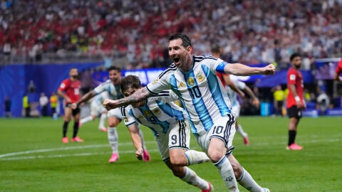 Messi celebra el tanto del empate ante Egipto
