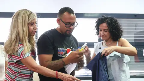 La Consellera ha supervisado uno de los kits que se están entregando. La Consellera ha supervisado uno de los kits que se están entregando.