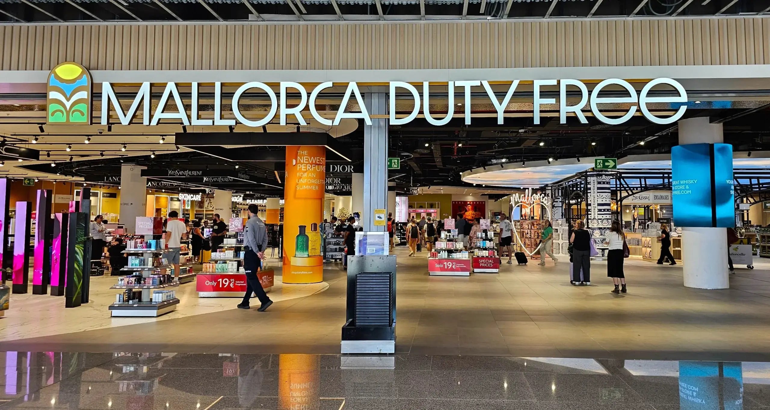 Los trabajadores de 'Duty Free Mallorca' se concentran hoy para reclamar mejores condiciones laborales Los trabajadores de 'Duty Free Mallorca' se concentran hoy para reclamar mejores condiciones laborales
