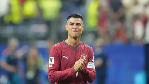 Cristiano Ronaldo se lamenta de la eliminación de Portugal. Cristiano Ronaldo se lamenta de la eliminación de Portugal.