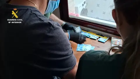 La Guardia Civil detiene a cinco personas por tráfico de drogas en Sueca y Riola. La Guardia Civil detiene a cinco personas por tráfico de drogas en Sueca y Riola.