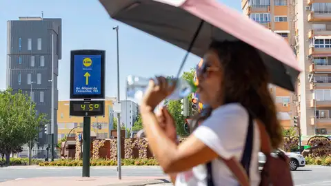 Detalle del termómetro de la Plaza de La Opinión de Murcia Detalle del termómetro de la Plaza de La Opinión de Murcia
