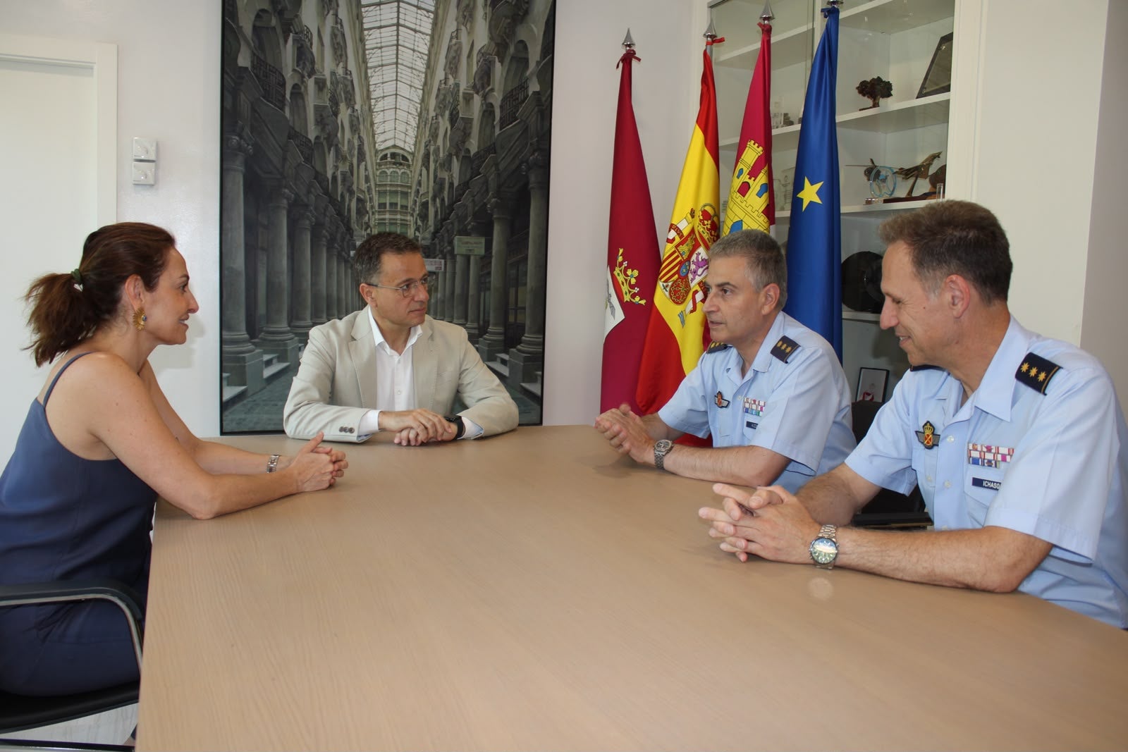Manuel Serrano recibe al nuevo coronel del TLP, Rafael Ichaso Franco Manuel Serrano recibe al nuevo coronel del TLP, Rafael Ichaso Franco