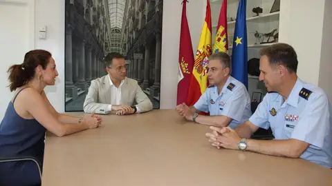 Manuel Serrano recibe al nuevo coronel del TLP, Rafael Ichaso Franco Manuel Serrano recibe al nuevo coronel del TLP, Rafael Ichaso Franco