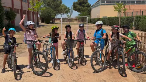 Alumnos de Santa Ana, pedanía de Albacete, van en bicicleta al colegio Alumnos de Santa Ana, pedanía de Albacete, van en bicicleta al colegio