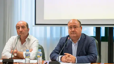 La Junta garantiza a los ganaderos el acceso gratuito a las vacunas de la lengua azul y duplica su dotación presupuestaria La Junta garantiza a los ganaderos el acceso gratuito a las vacunas de la lengua azul y duplica su dotación presupuestaria