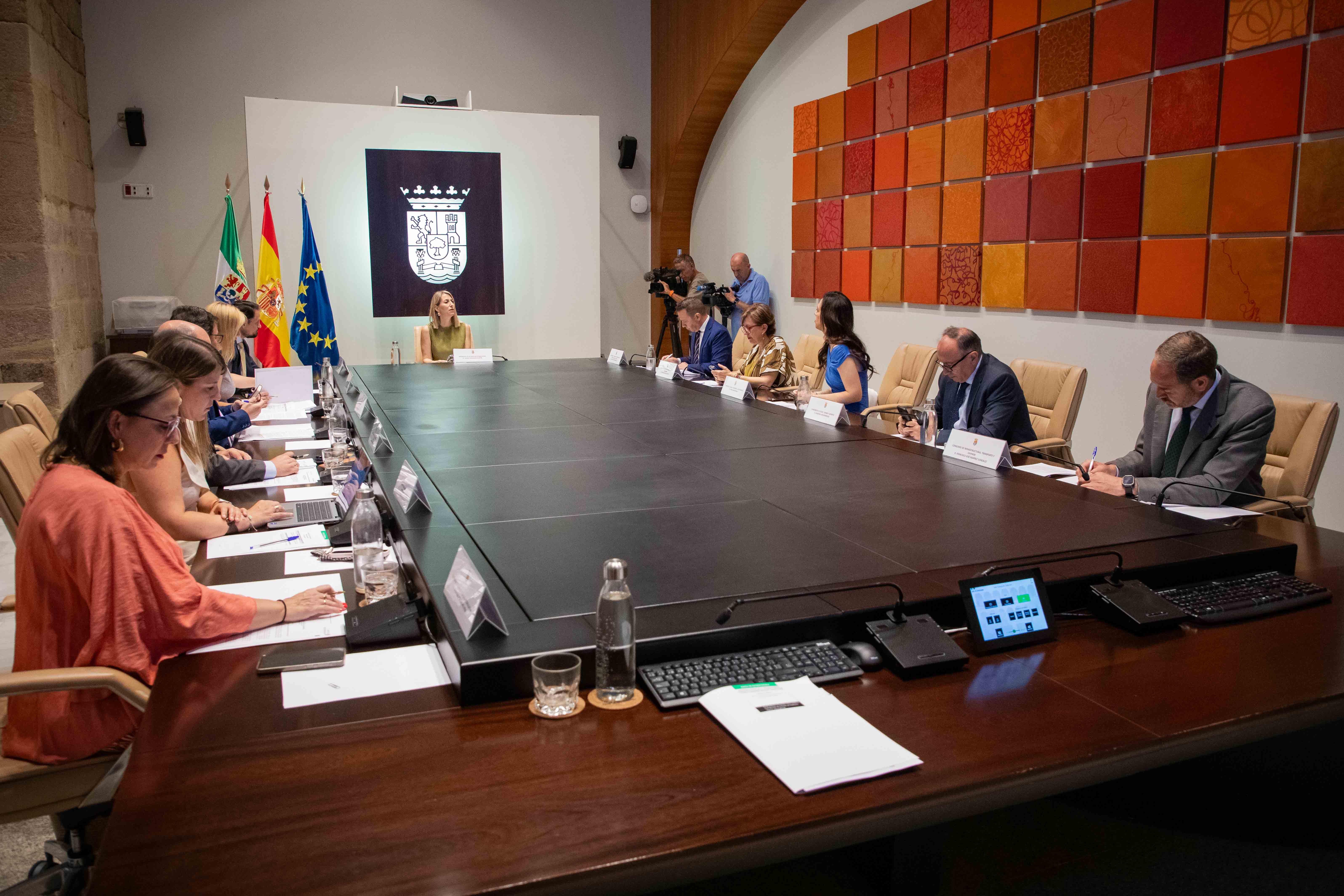 La Junta de Extremadura destina 12,7 millones de euros en ayudas para atender a colectivos vulnerables La Junta de Extremadura destina 12,7 millones de euros en ayudas para atender a colectivos vulnerables