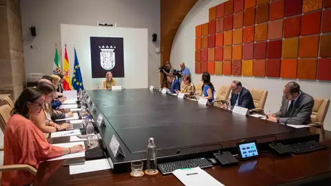 La Junta de Extremadura destina 12,7 millones de euros en ayudas para atender a colectivos vulnerables La Junta de Extremadura destina 12,7 millones de euros en ayudas para atender a colectivos vulnerables