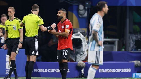 Salah protesta una jugada a Letexier durante el Argentina - Egipto