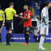 Salah protesta una jugada a Letexier durante el Argentina - Egipto