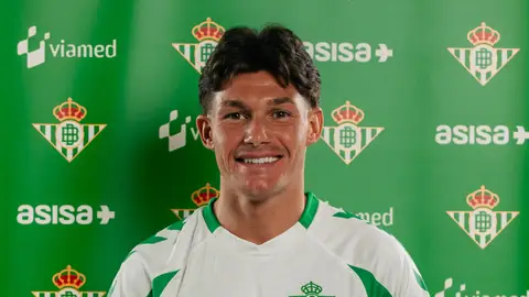 Fran García, tras pasar el reconocimiento médico con el Betis. Fran García, tras pasar el reconocimiento médico con el Betis.