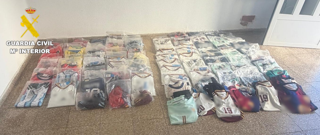 La Guardia Civil interviene más de 300 camisetas de fútbol falsificadas en en Alcossebre y Peñíscola La Guardia Civil interviene más de 300 camisetas de fútbol falsificadas en en Alcossebre y Peñíscola