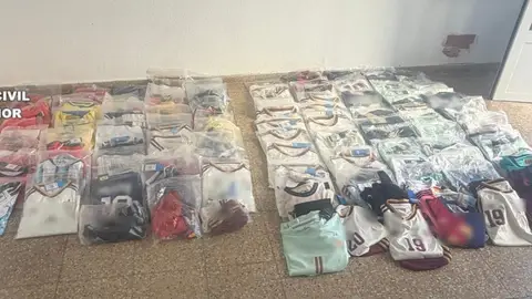 La Guardia Civil interviene más de 300 camisetas de fútbol falsificadas en en Alcossebre y Peñíscola La Guardia Civil interviene más de 300 camisetas de fútbol falsificadas en en Alcossebre y Peñíscola