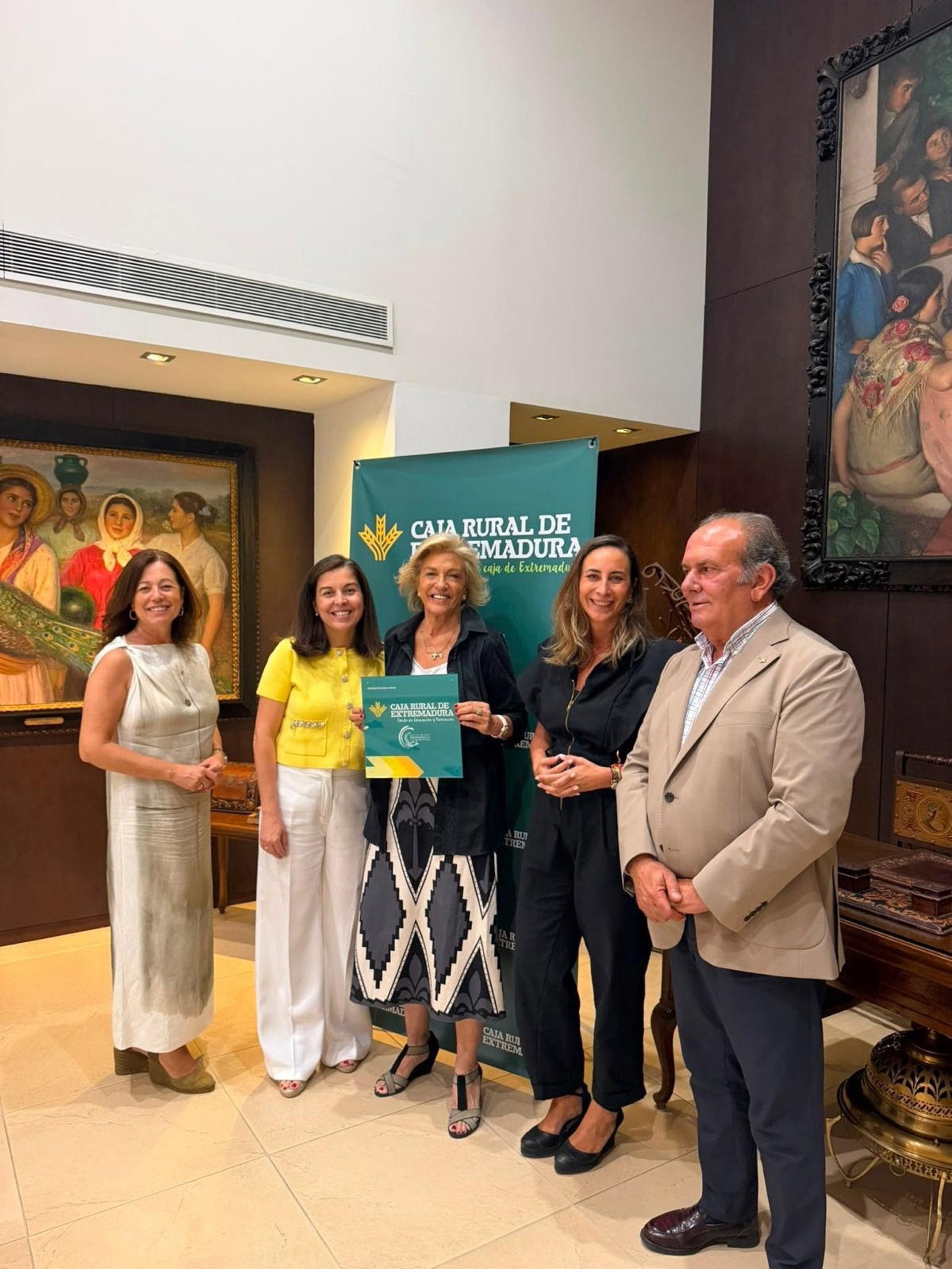 Caja Rural de Extremadura dona 20.000 litros de leche a Banco de Alimentos de Badajoz para apoyar a familias vulnerables Caja Rural de Extremadura dona 20.000 litros de leche a Banco de Alimentos de Badajoz para apoyar a familias vulnerables