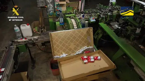 Un juzgado de Elche codirige una operación de la UCO de la Guardia Civil contra redes de fábricas ilegales de tabaco. Un juzgado de Elche codirige una operación de la UCO de la Guardia Civil contra redes de fábricas ilegales de tabaco.