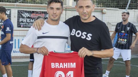 Brahim junto a Juan O&ntilde;ate en el campo del Tiro Pich&oacute;n.