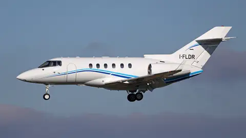Un instructor de vuelo salta al vacío y deja a un aprendiz a los mandos del avión Un instructor de vuelo salta al vacío y deja a un aprendiz a los mandos del avión